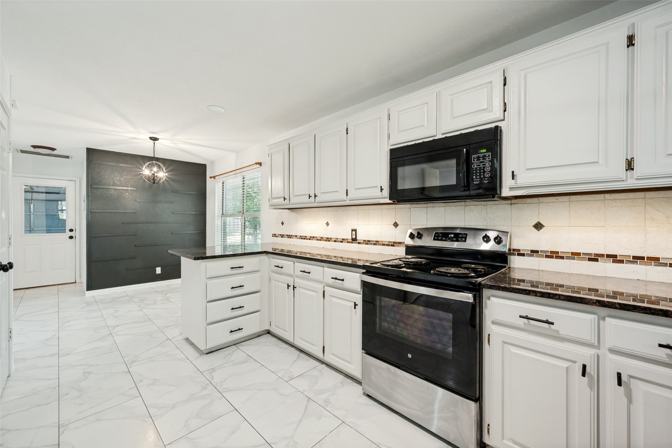 104 Creek Side Court Kennedale TX 76060