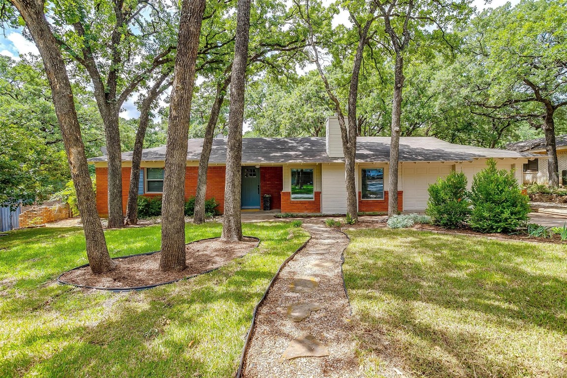 609 Oakwood Avenue Hurst TX 76053