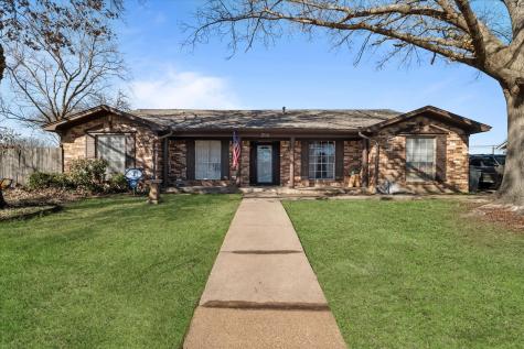 204 Shady Lake Drive Hurst TX 76054