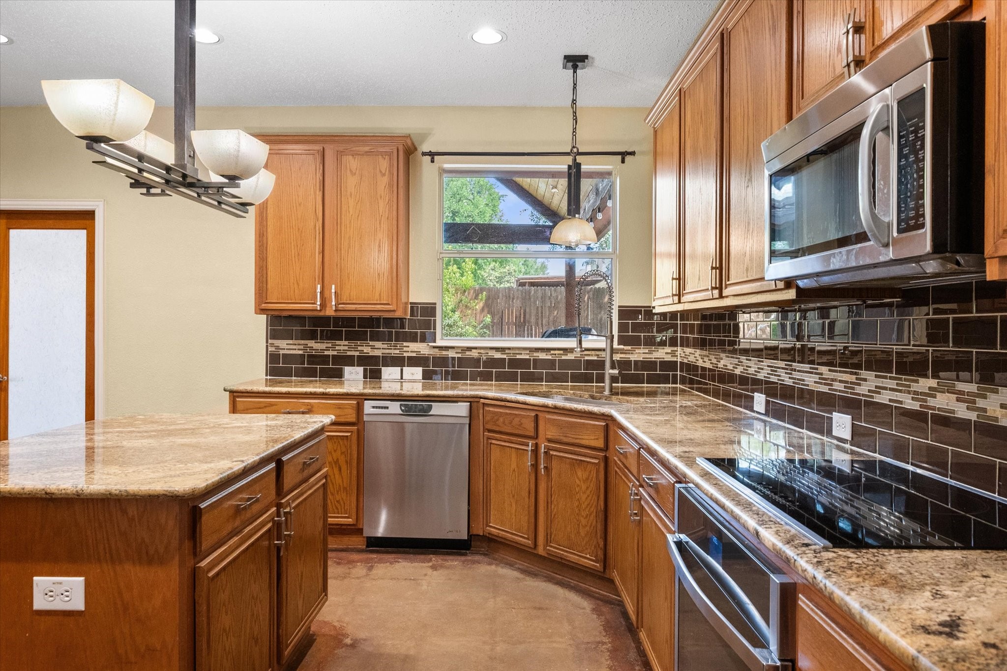 1305 Liverpool Lane Mansfield TX 76063