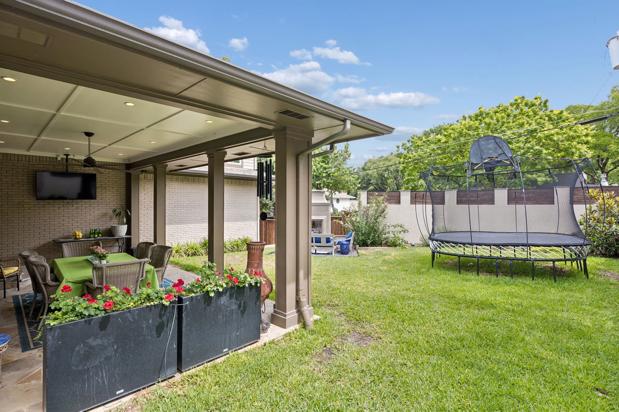 9261 Meadowglen Drive Dallas TX 75238