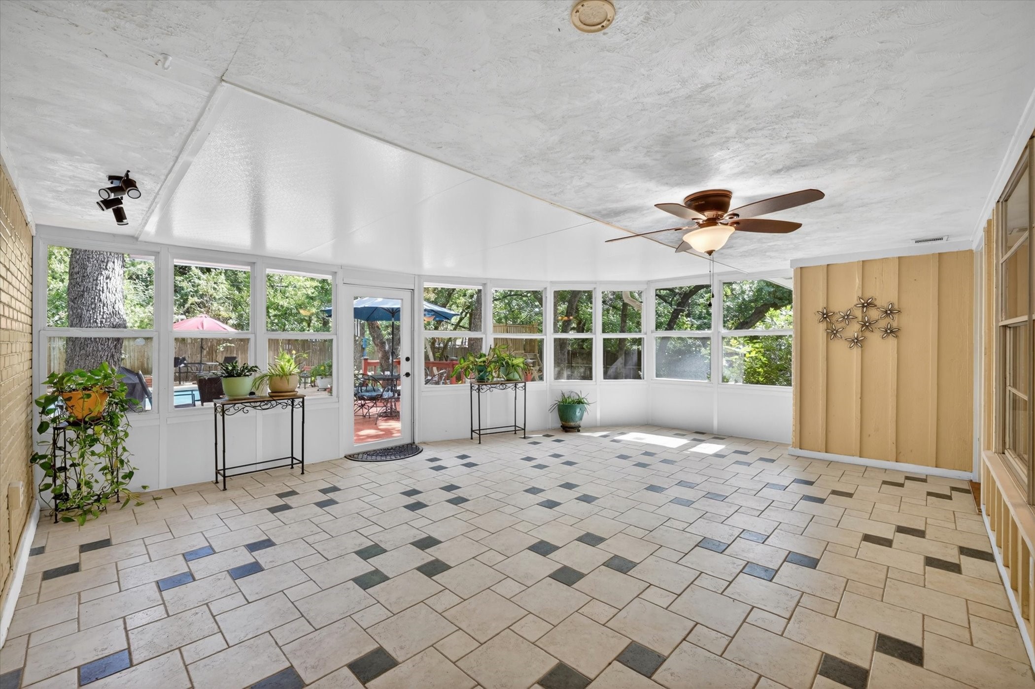 2214 Ravinia Drive Arlington TX 76012