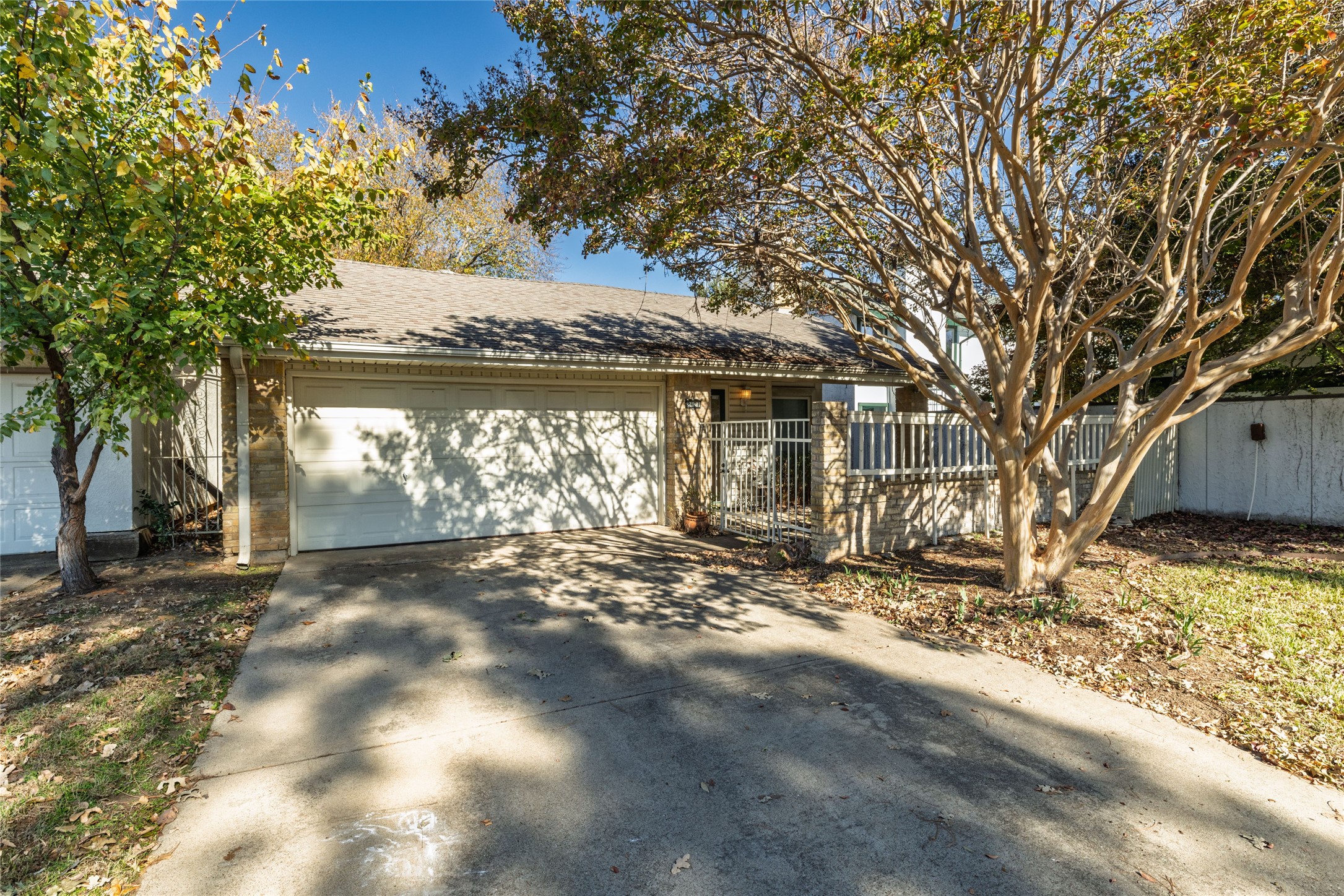2121 Oakwood Lane Arlington TX 76012