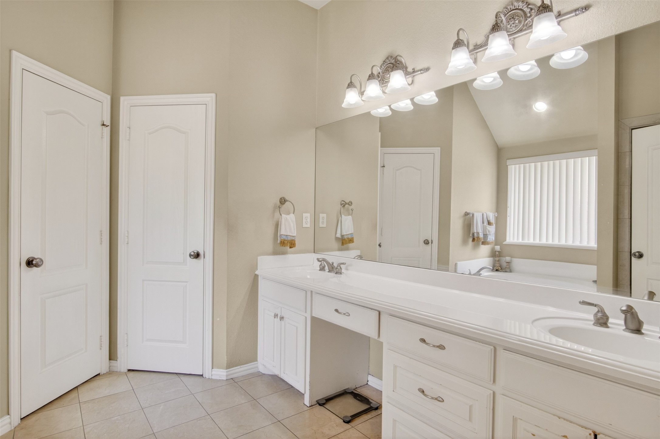2416 Park Run Drive Arlington TX 76016