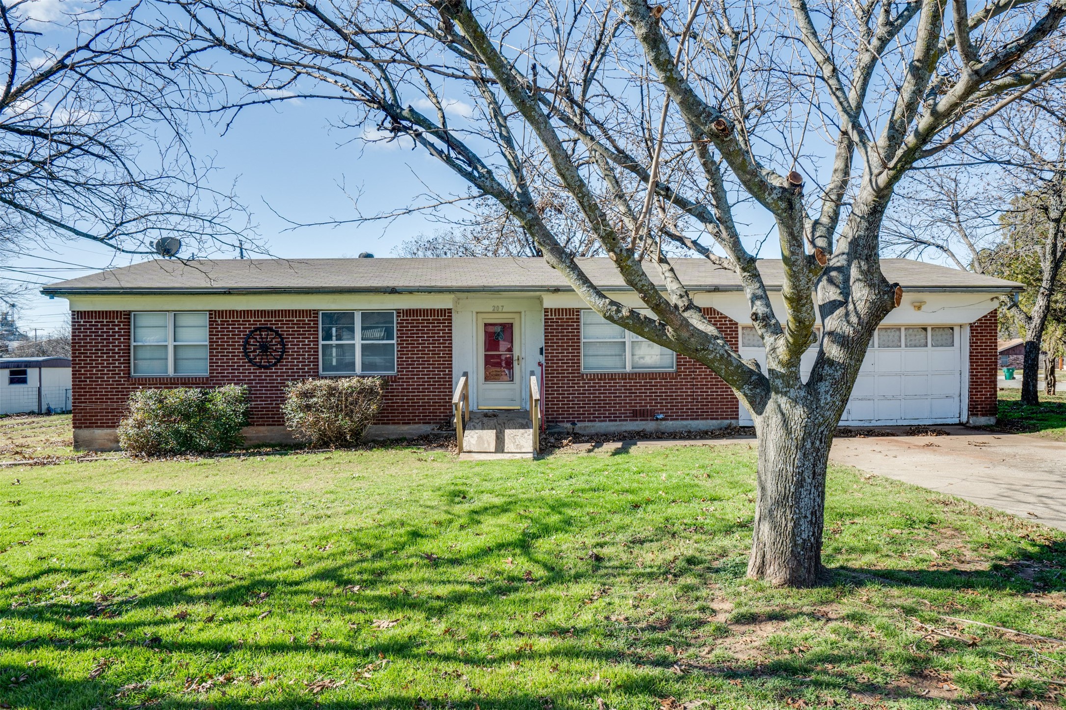 207 N King Street Henrietta TX 76365