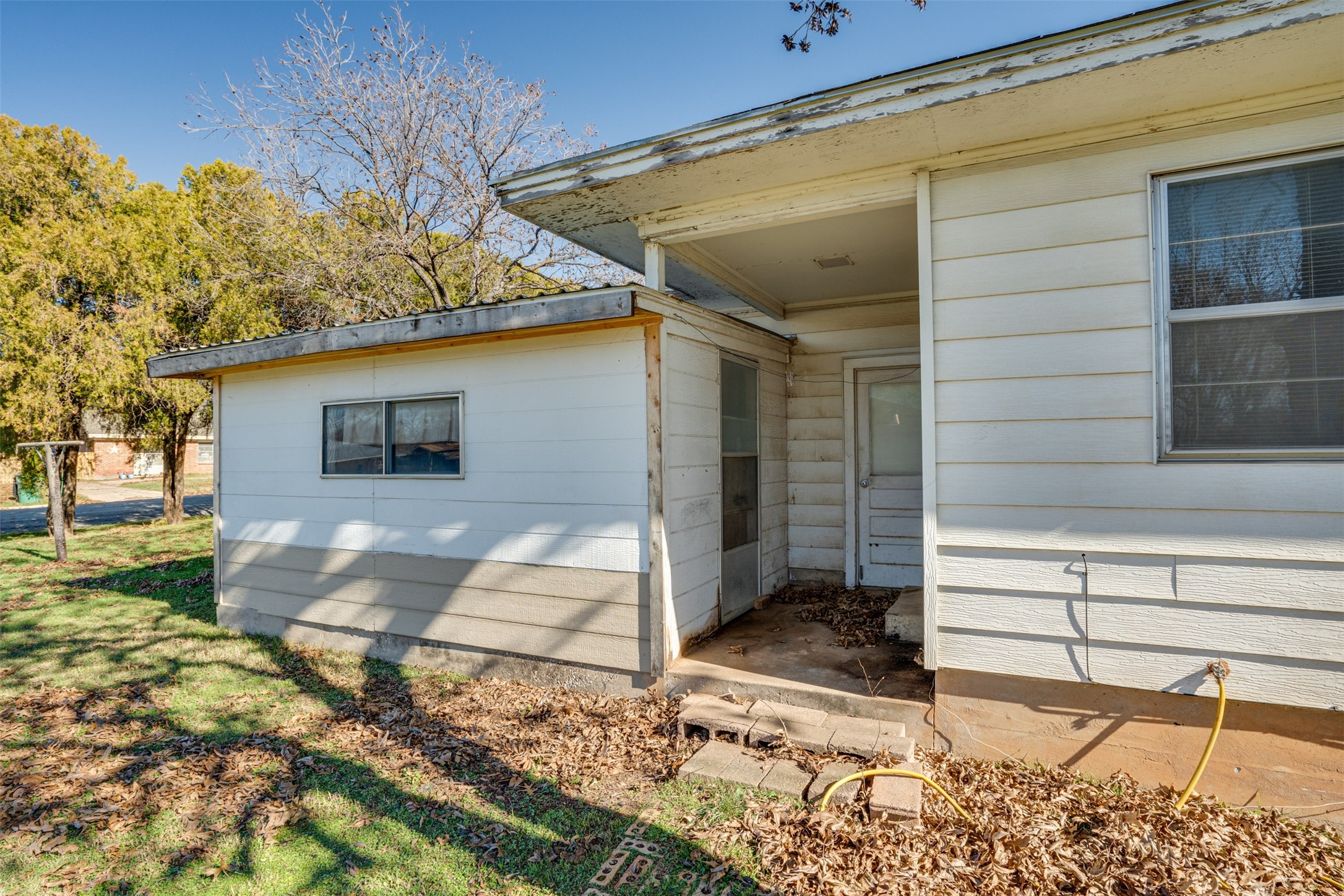 207 N King Street Henrietta TX 76365