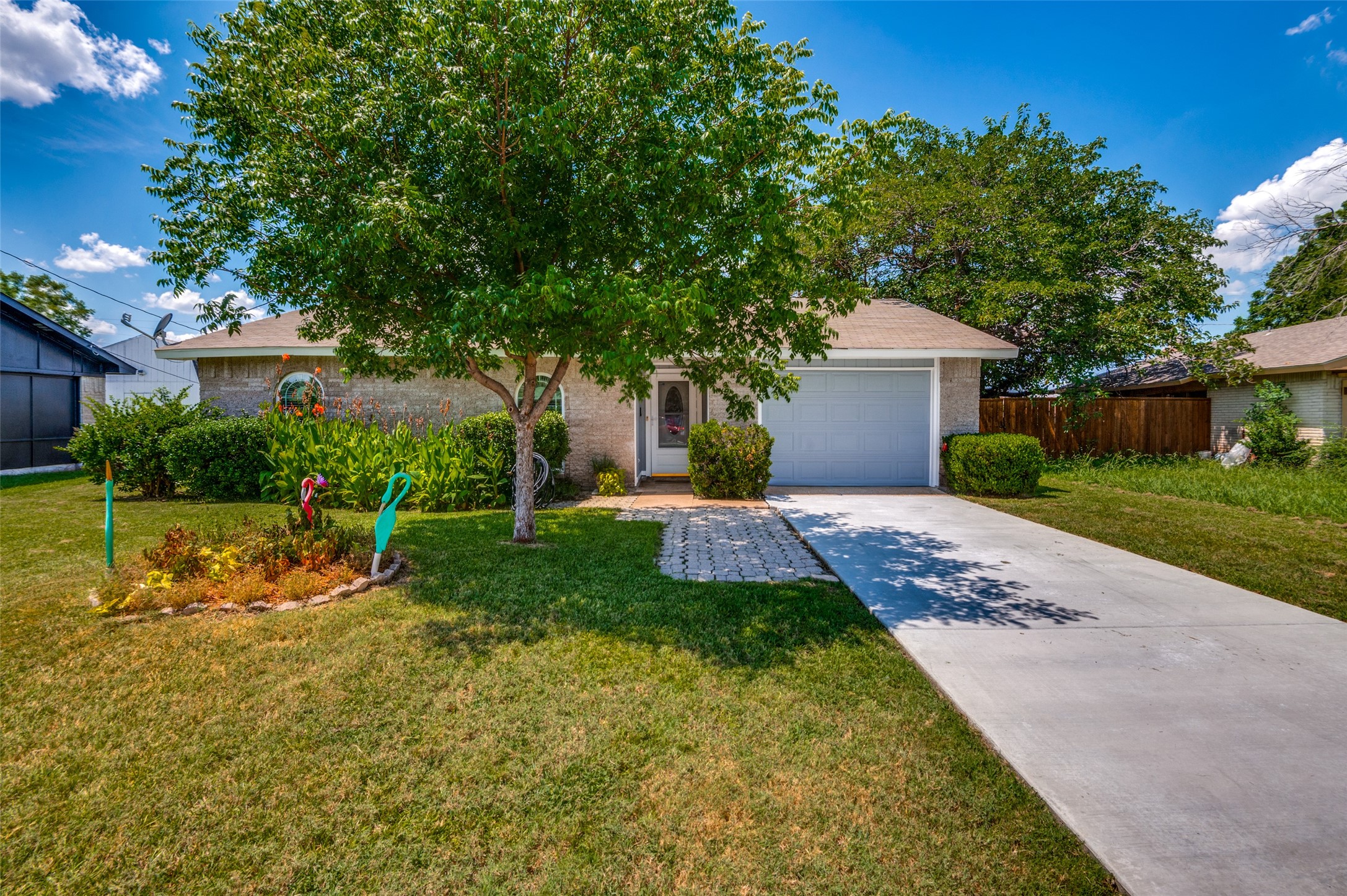418 N Holiday Drive Grand Prairie TX 75052