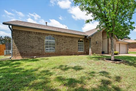 212 S Heights Drive Crowley TX 76036
