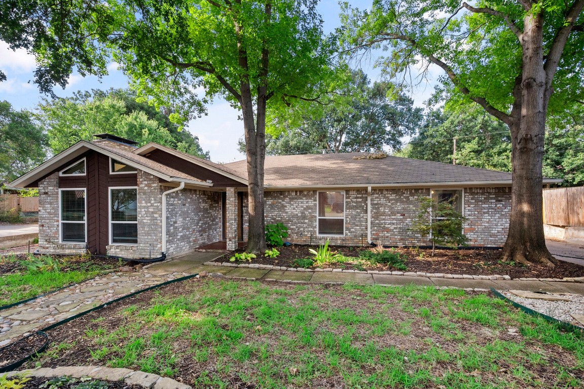 425 Manana Drive Grand Prairie TX 75050