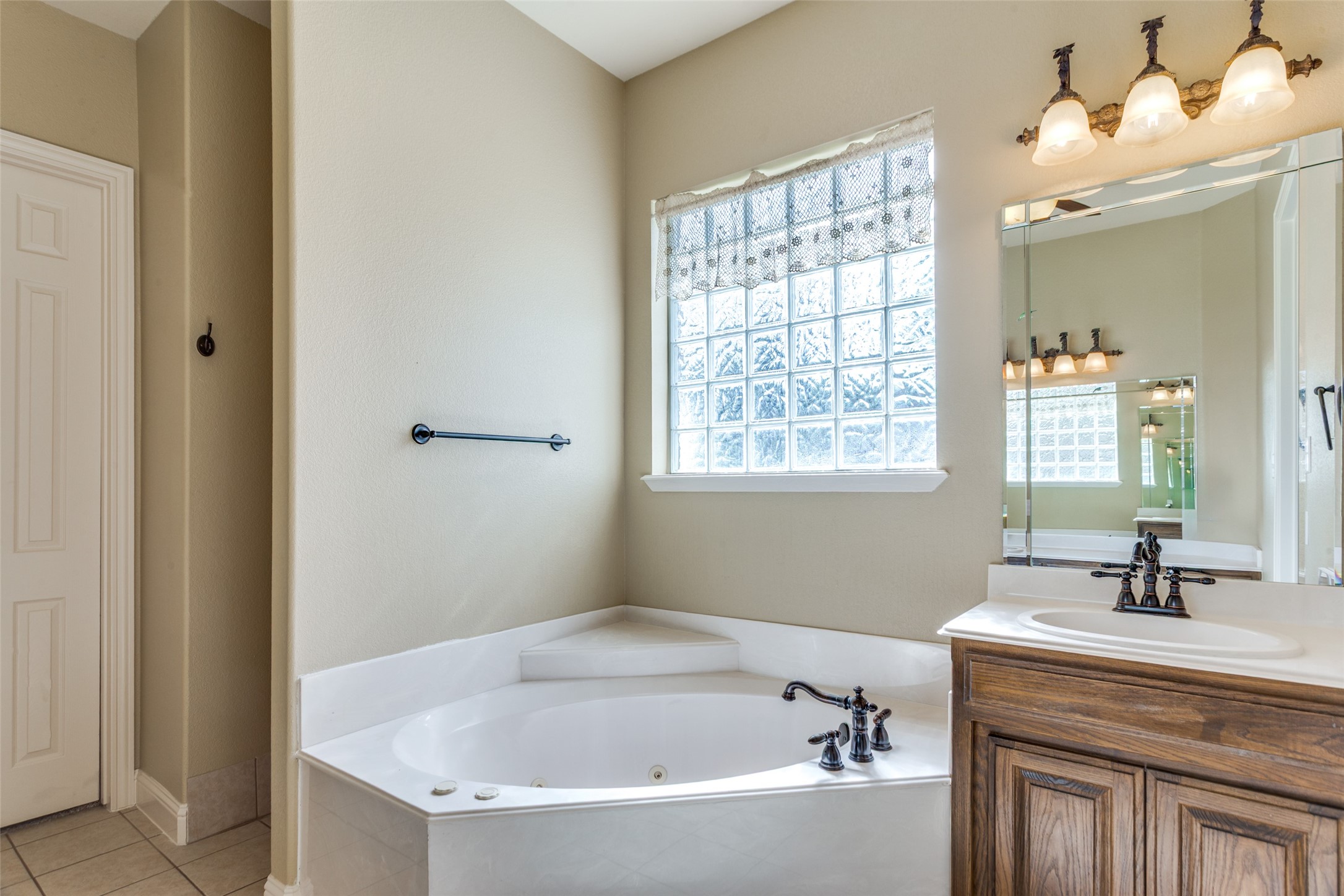 2113 Woodland Hills Lane Weatherford TX 76087