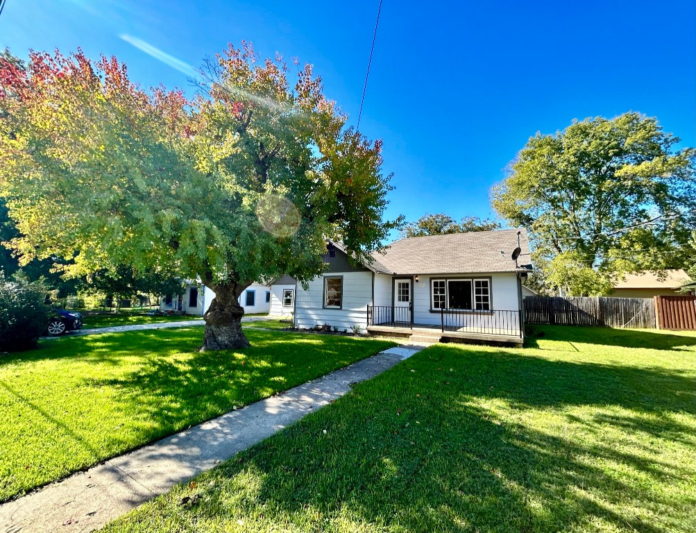 1121 Cambridge Street River Oaks TX 76114