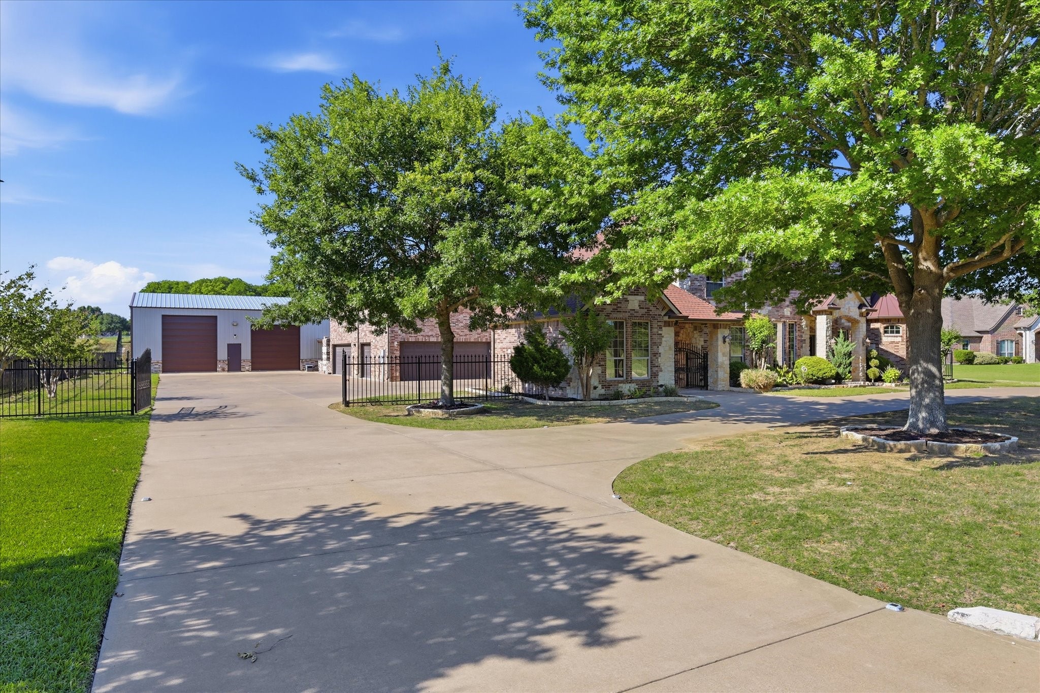 2056 Willow Bend Drive Oak Leaf TX 75154