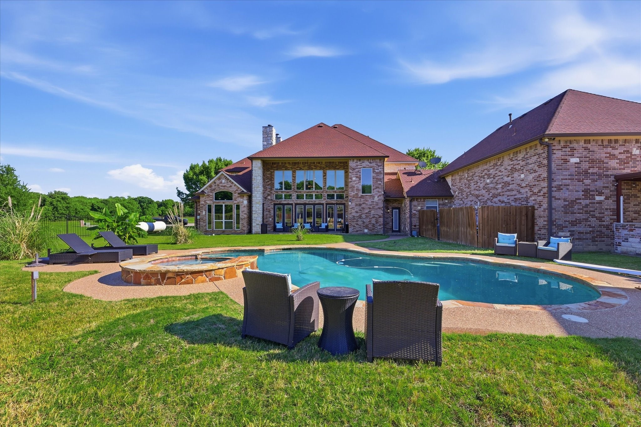 2056 Willow Bend Drive Oak Leaf TX 75154