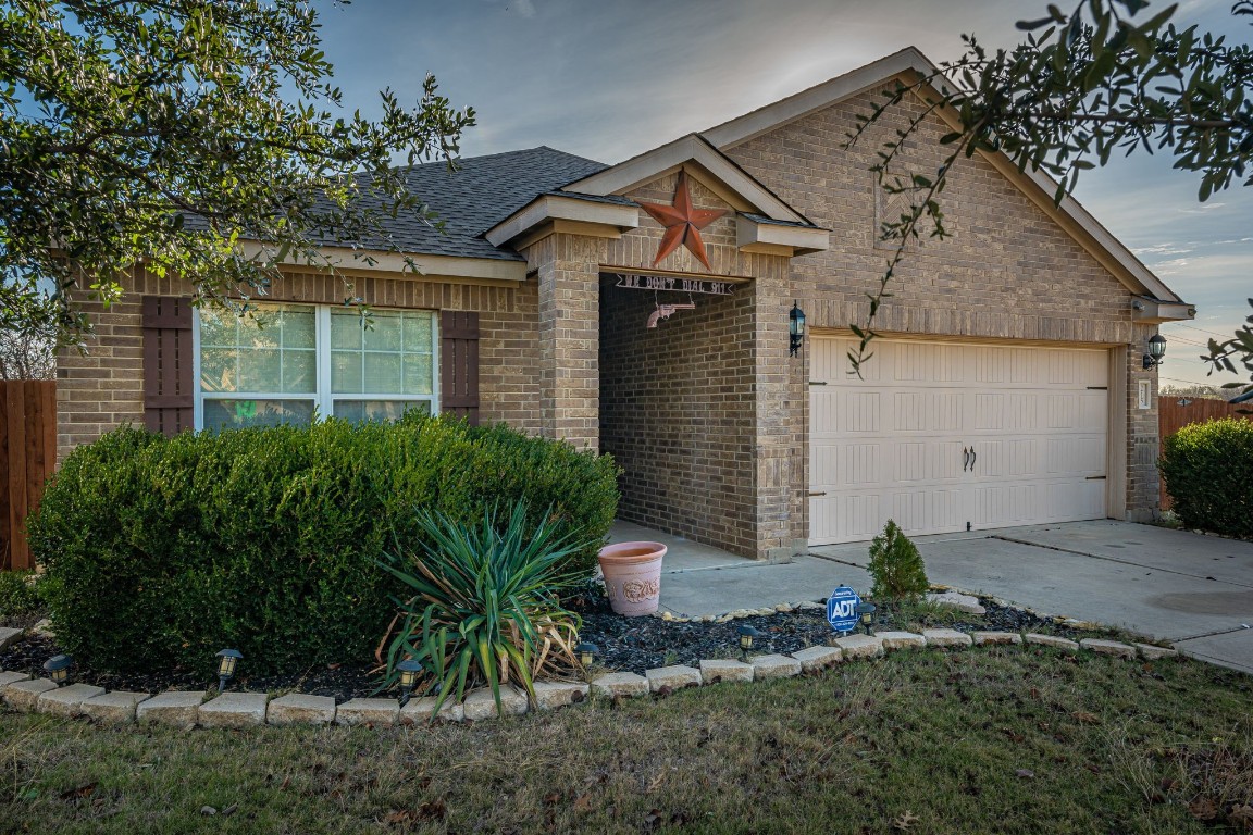 215 Dodge City Trail Newark TX 76071