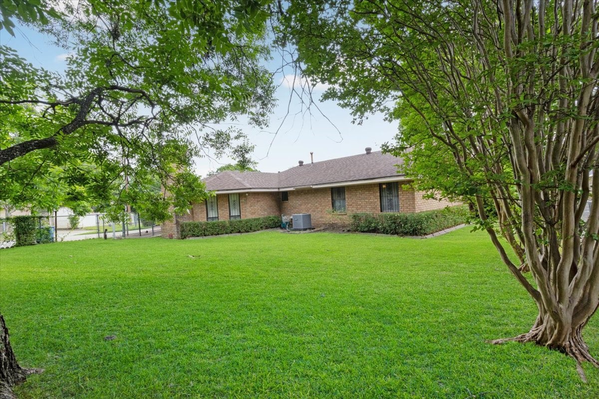 1811 Reynoldston Lane Dallas TX 75232