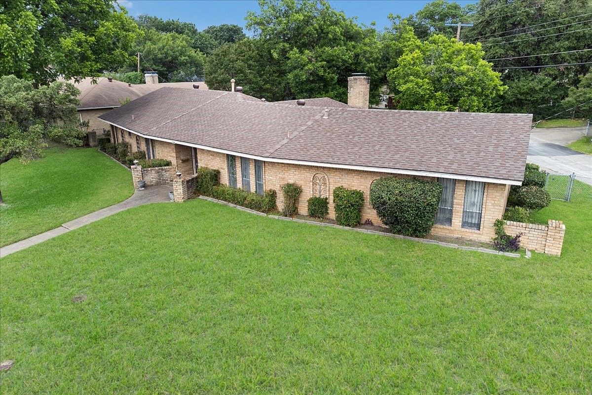 1811 Reynoldston Lane Dallas TX 75232