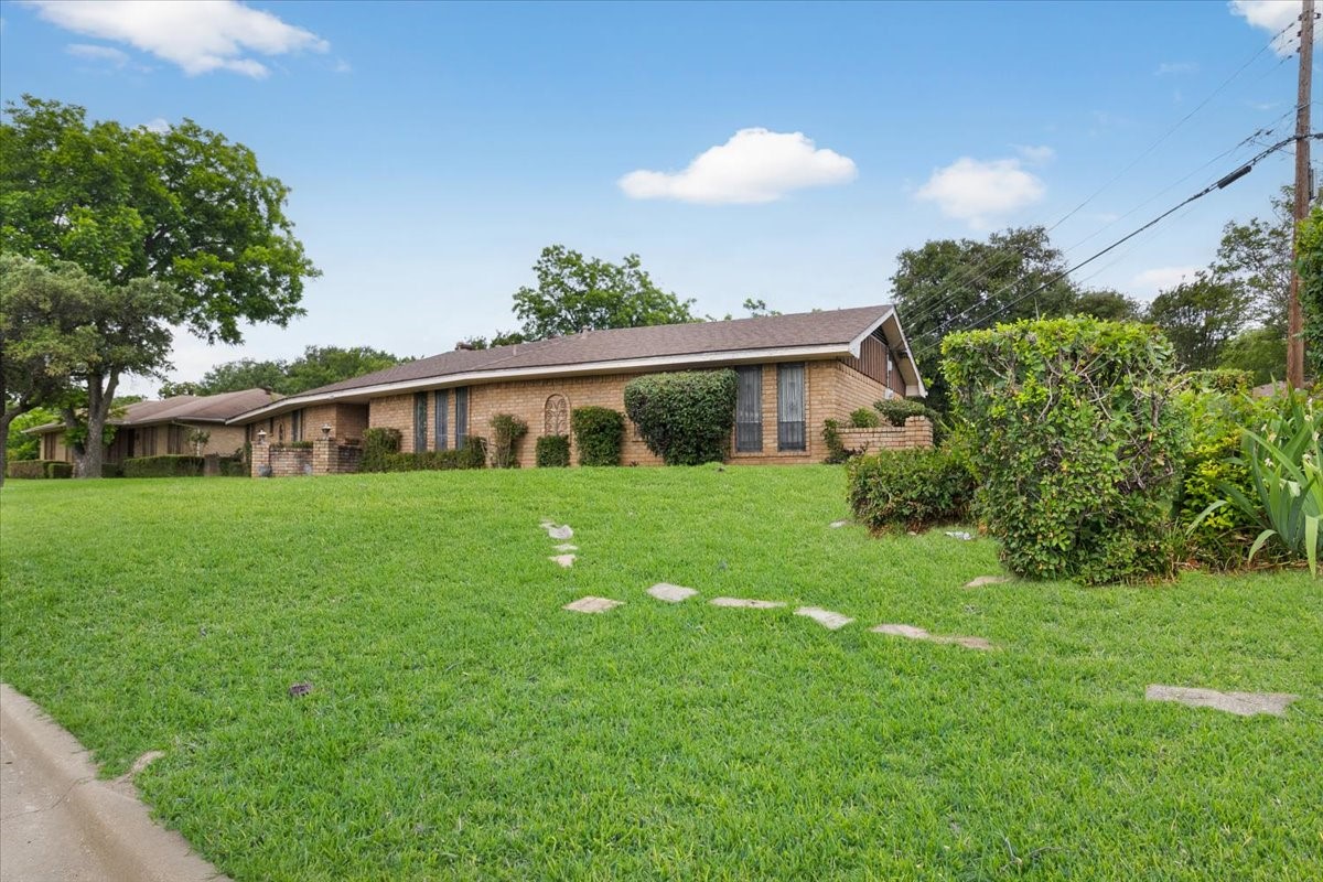 1811 Reynoldston Lane Dallas TX 75232