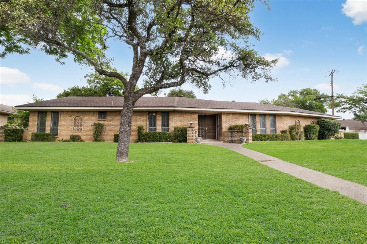1811 Reynoldston Lane Dallas TX 75232