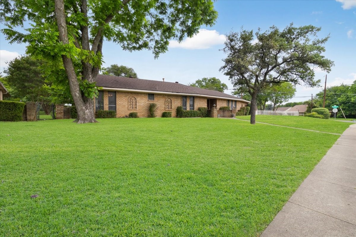1811 Reynoldston Lane Dallas TX 75232