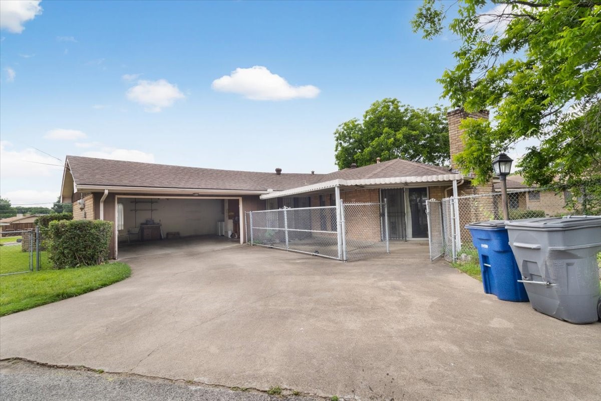 1811 Reynoldston Lane Dallas TX 75232