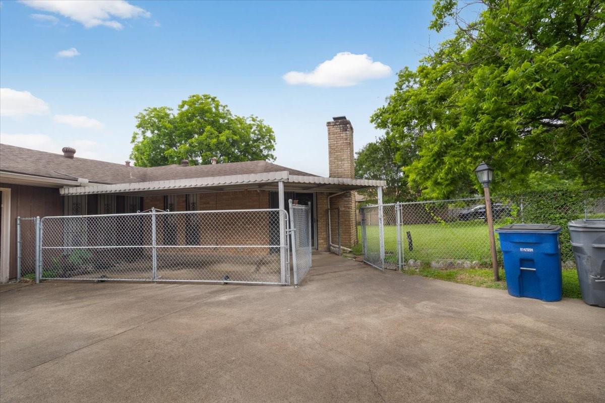 1811 Reynoldston Lane Dallas TX 75232