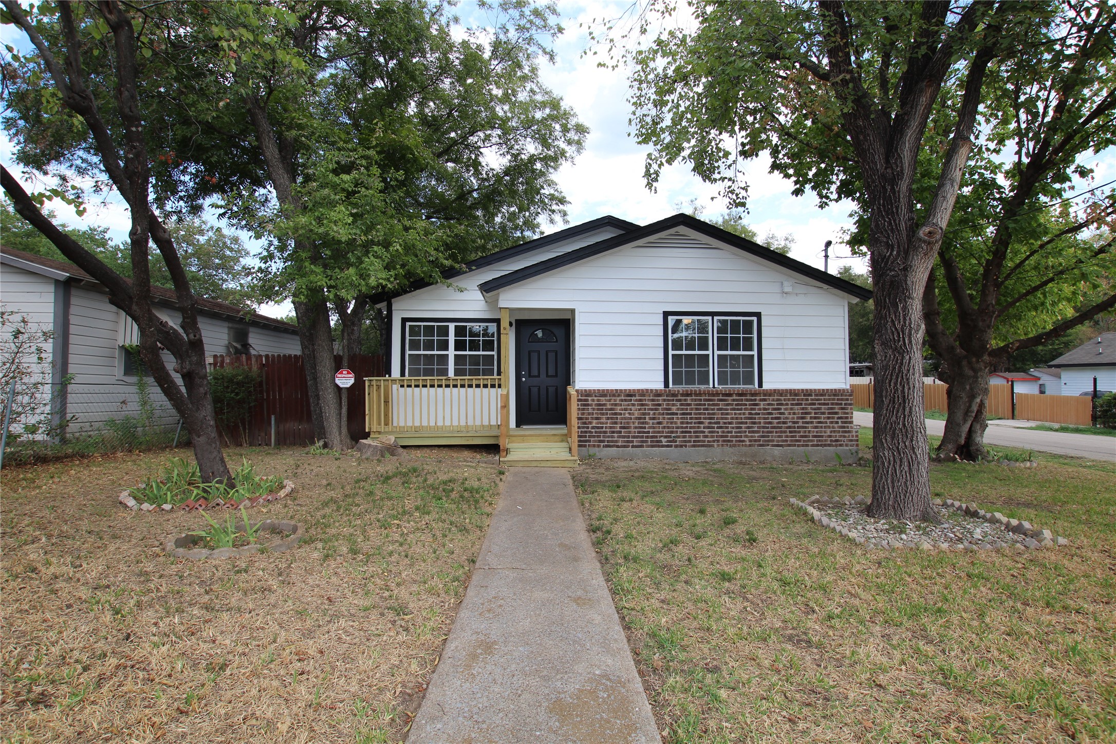 702 Neomi Avenue Dallas TX 75217