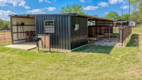 1739 Fm 67 Covington TX 76636