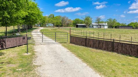 1739 Fm 67 Covington TX 76636