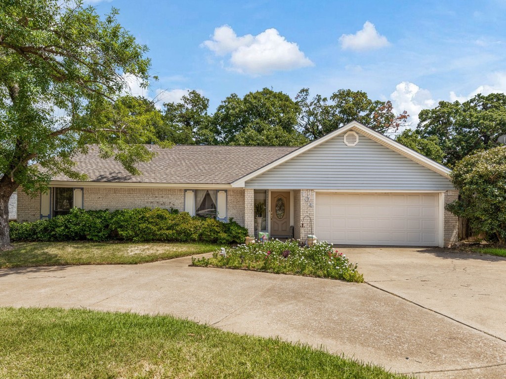 104 NE Rosamond Street Burleson TX 76028