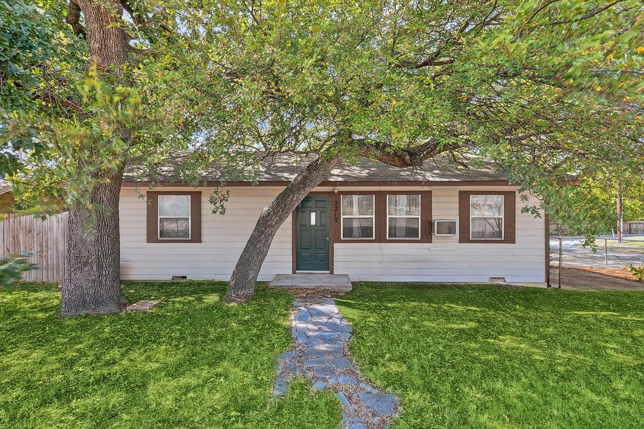 2219 N Elm Street Denton TX 76201
