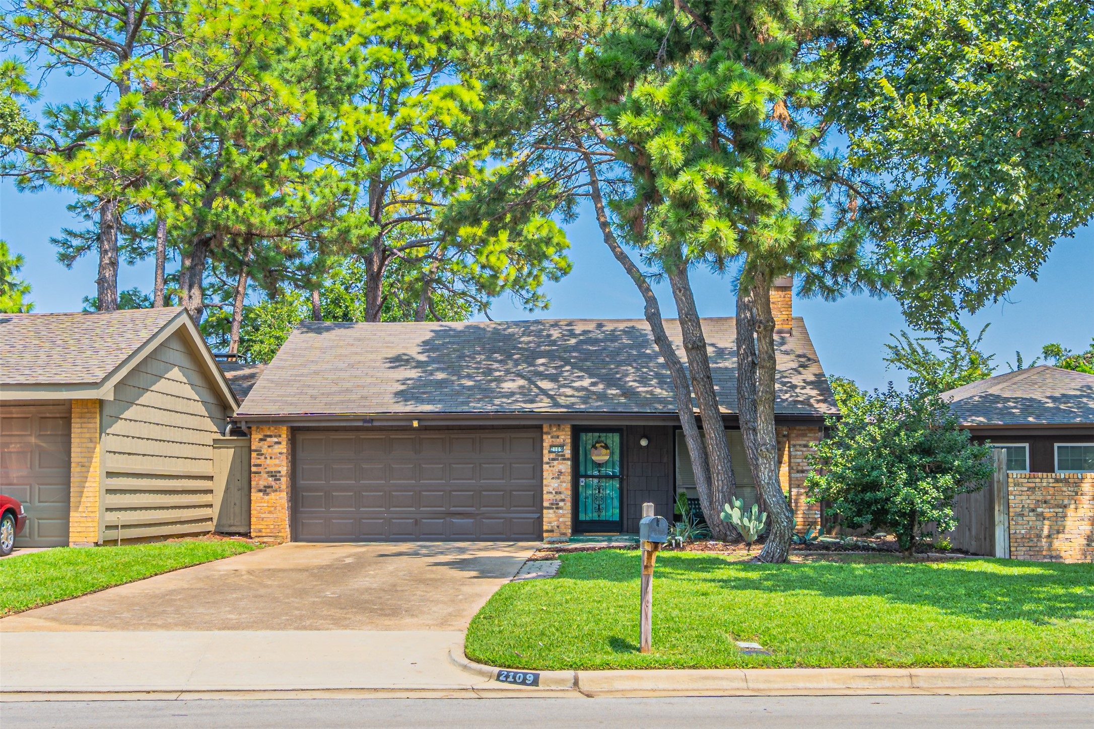 2109 Oakwood Lane Arlington TX 76012