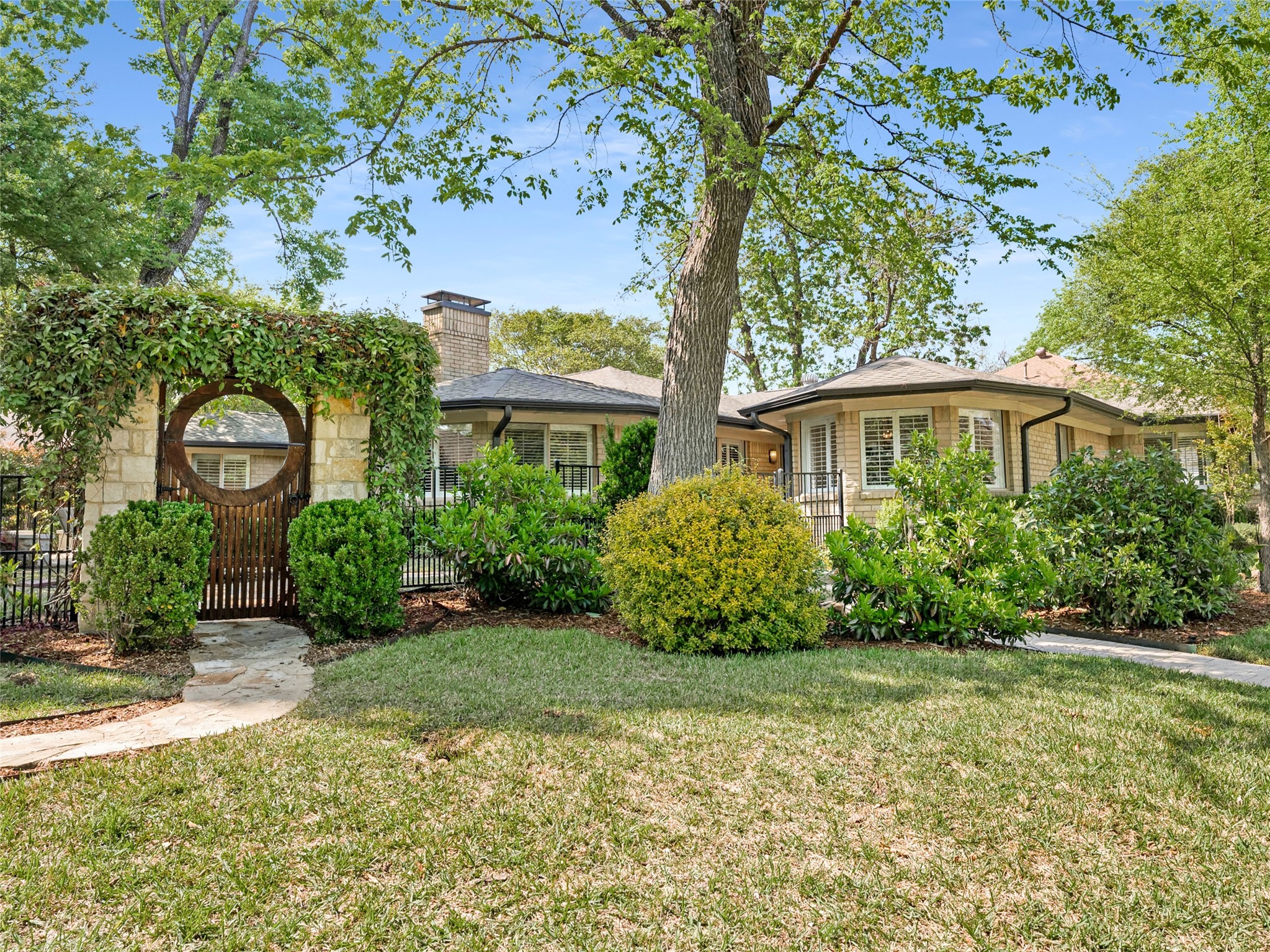 A perfect combination of charm, convenience, and natural beauty