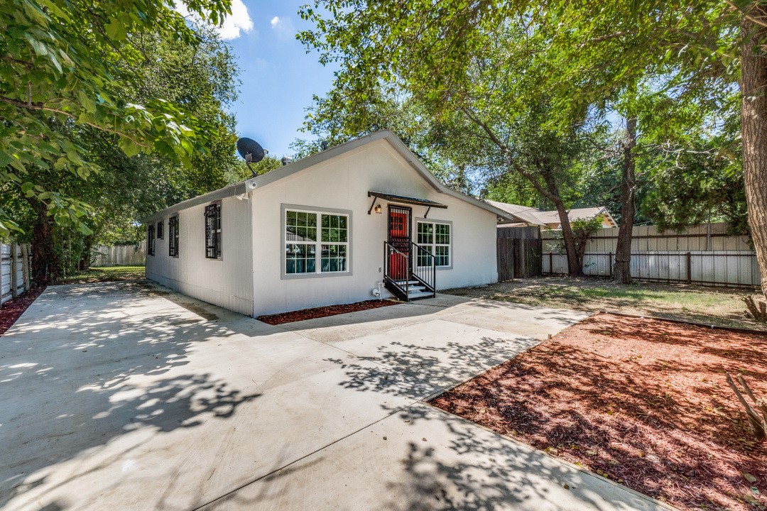 3322 E Overton Road Dallas TX 75216