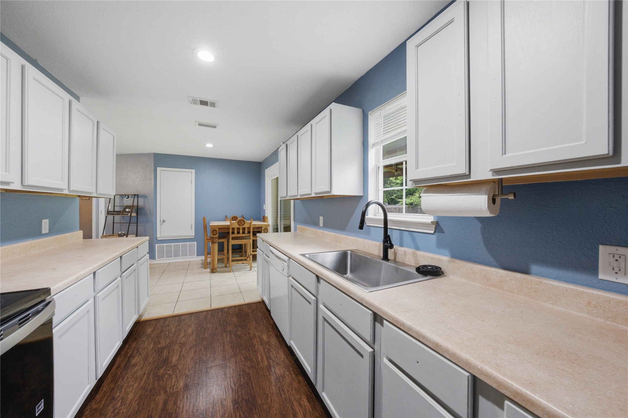 732 Ridgewood Drive Tool TX 75143