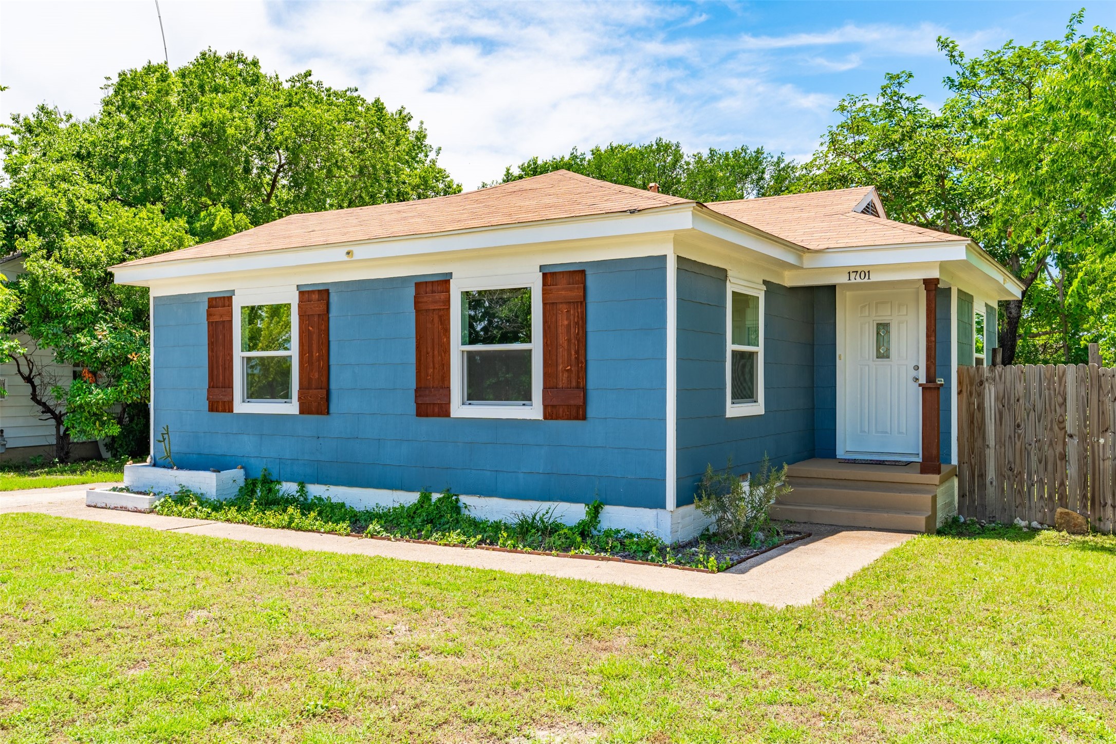 1701 Lawther Drive River Oaks TX 76114