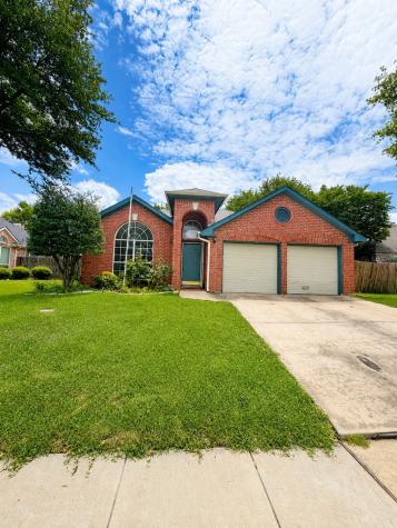 2707 Red Oak Drive Grand Prairie TX 75052