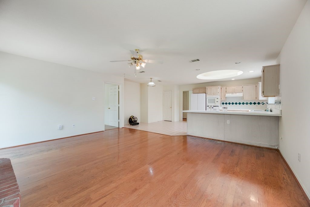 2707 Red Oak Drive Grand Prairie TX 75052