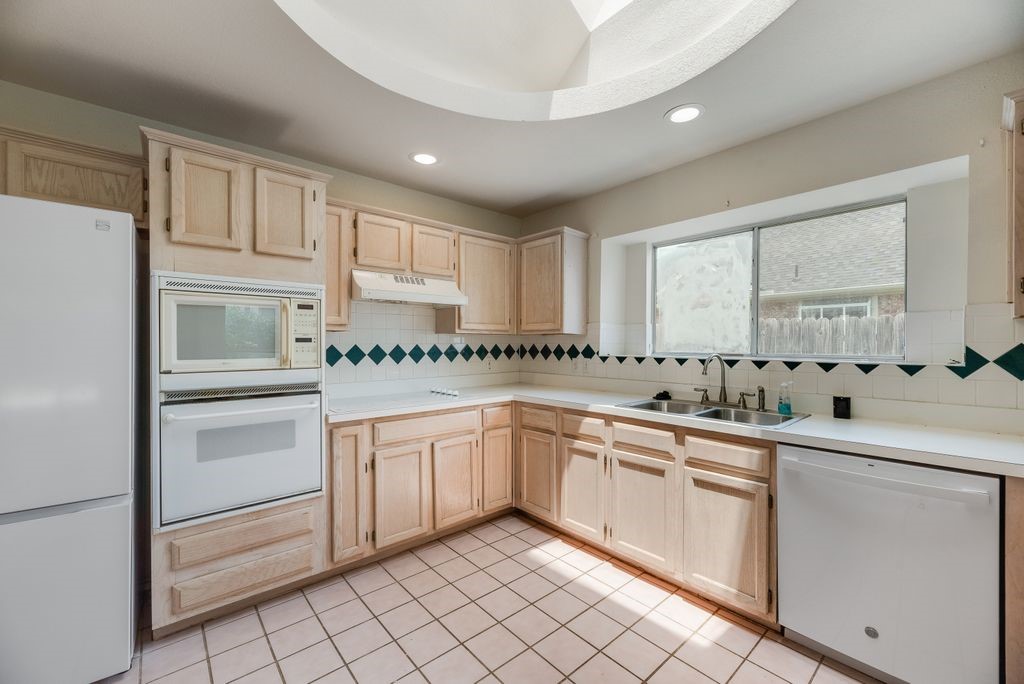 2707 Red Oak Drive Grand Prairie TX 75052