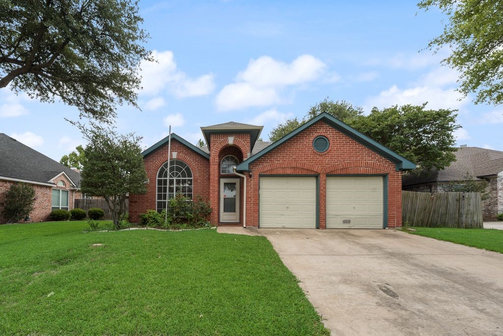 2707 Red Oak Drive Grand Prairie TX 75052