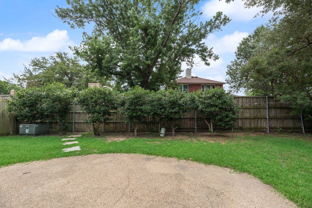 2707 Red Oak Drive Grand Prairie TX 75052