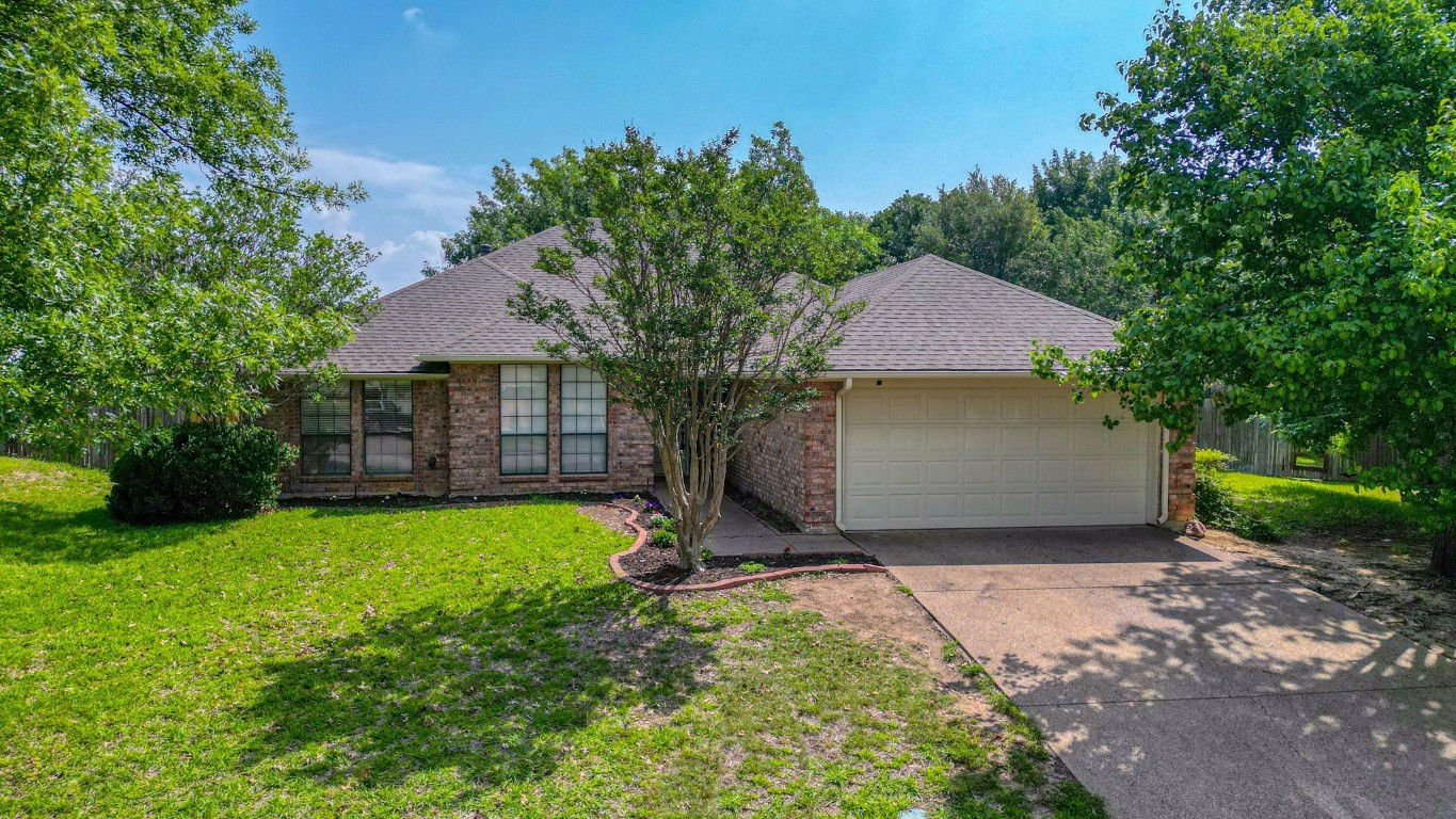 10194 Meadowcrest Drive Benbrook TX 76126