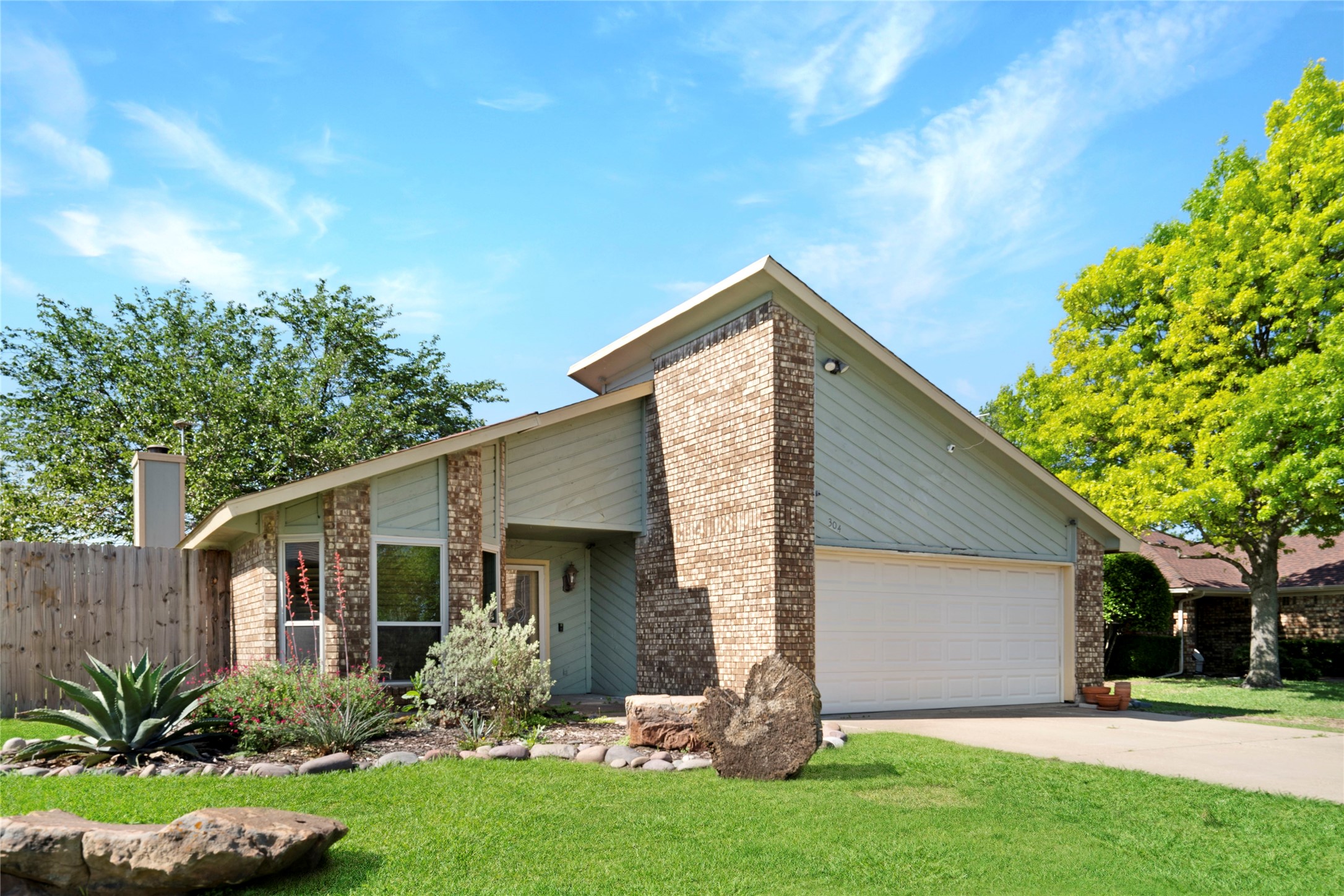 304 Valley Forge Lane Arlington TX 76002