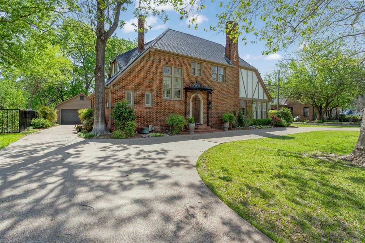 1307 N Hopson Street Sherman TX 75092