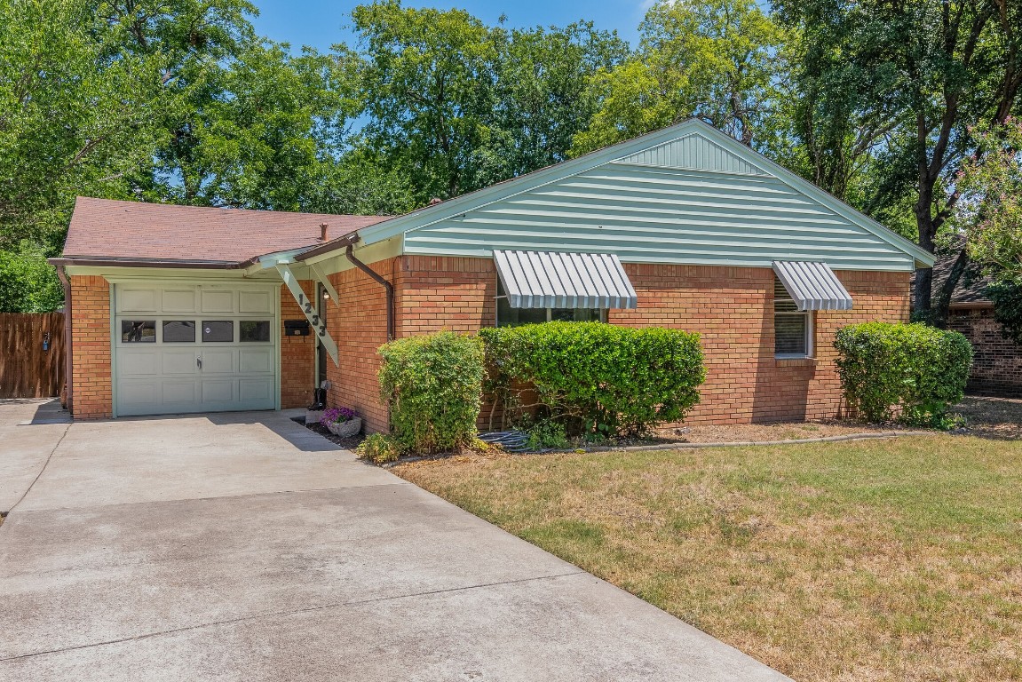1233 S Ball Street Grapevine TX 76051