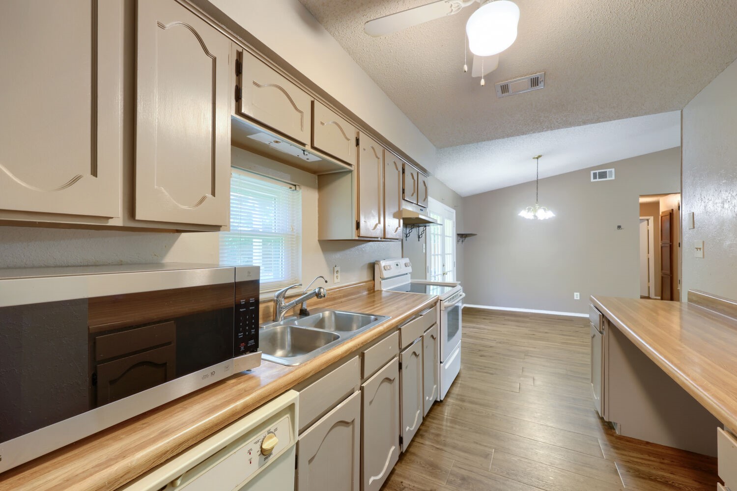 5901 Guildwood Drive Arlington TX 76017