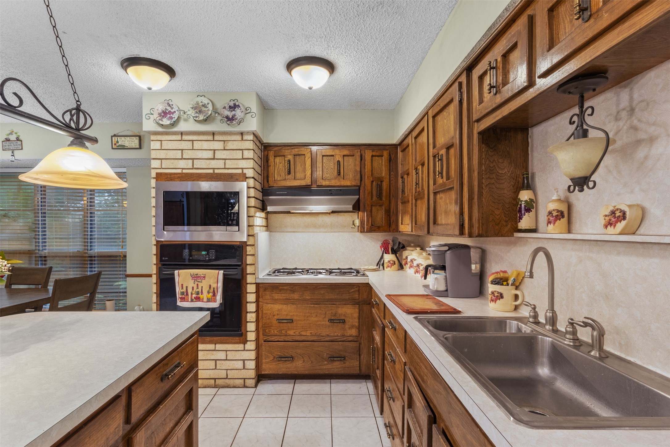 1617 Westridge Drive Hurst TX 76054