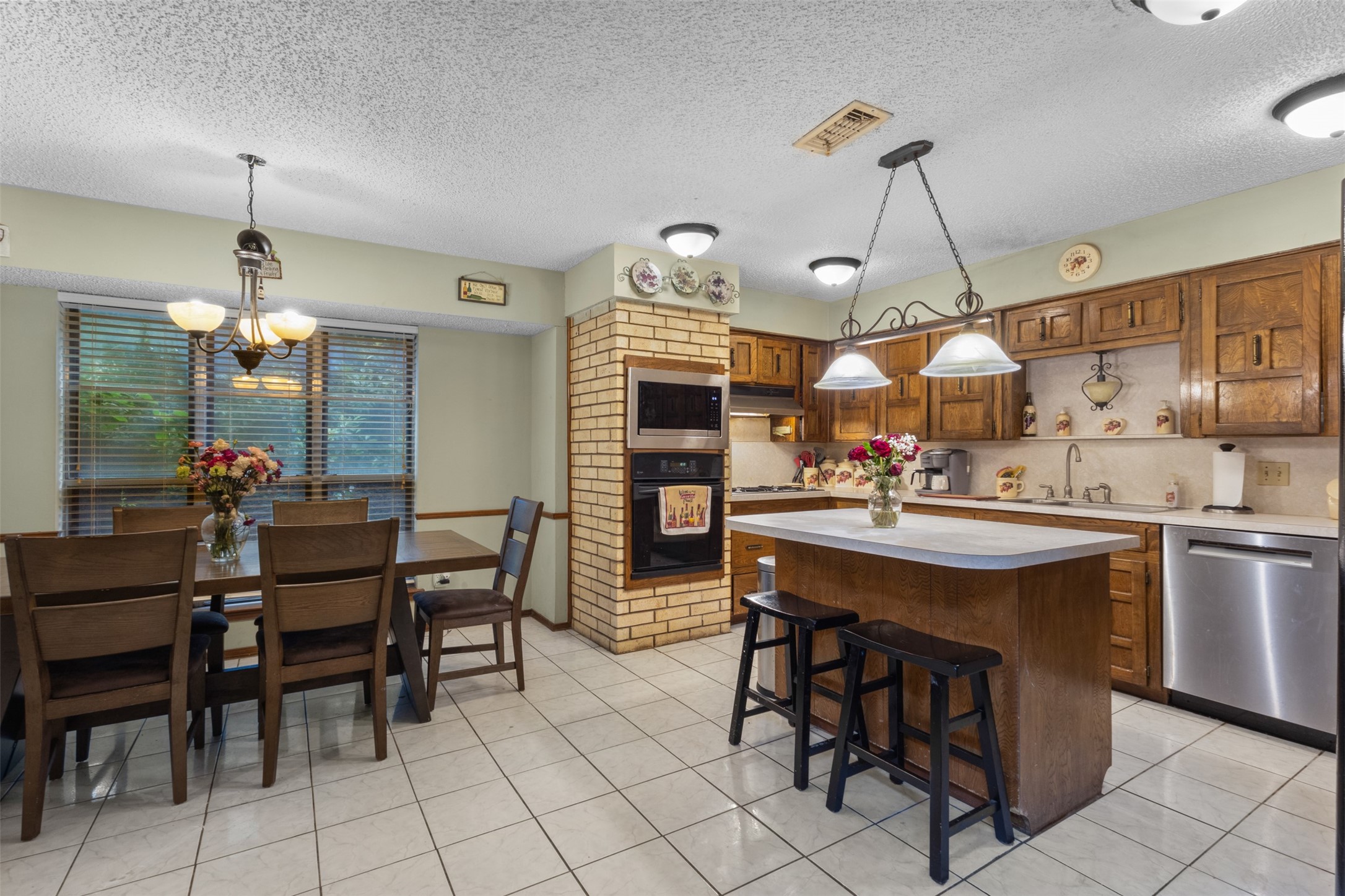 1617 Westridge Drive Hurst TX 76054