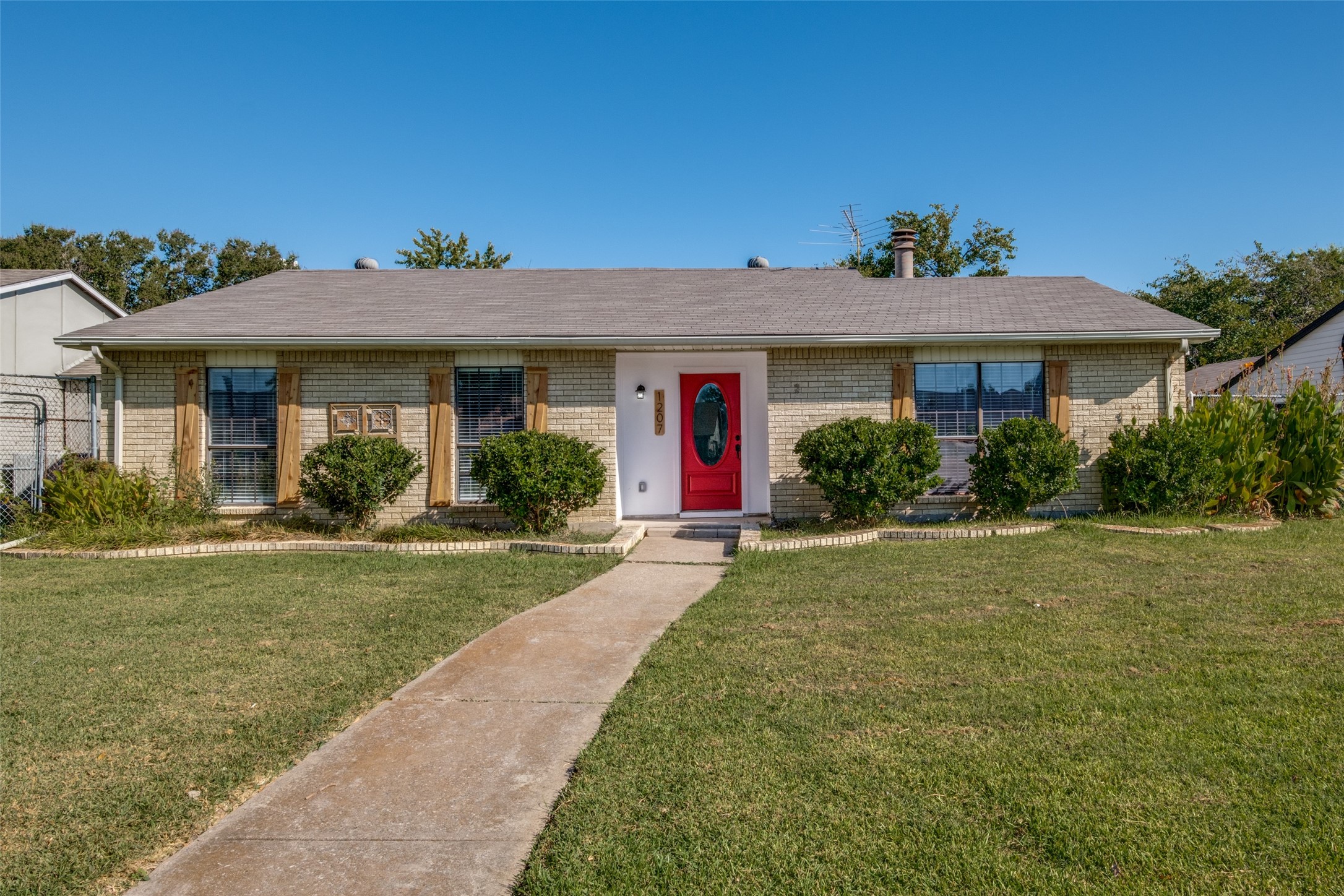 1207 Meandering Way Mesquite TX 75150