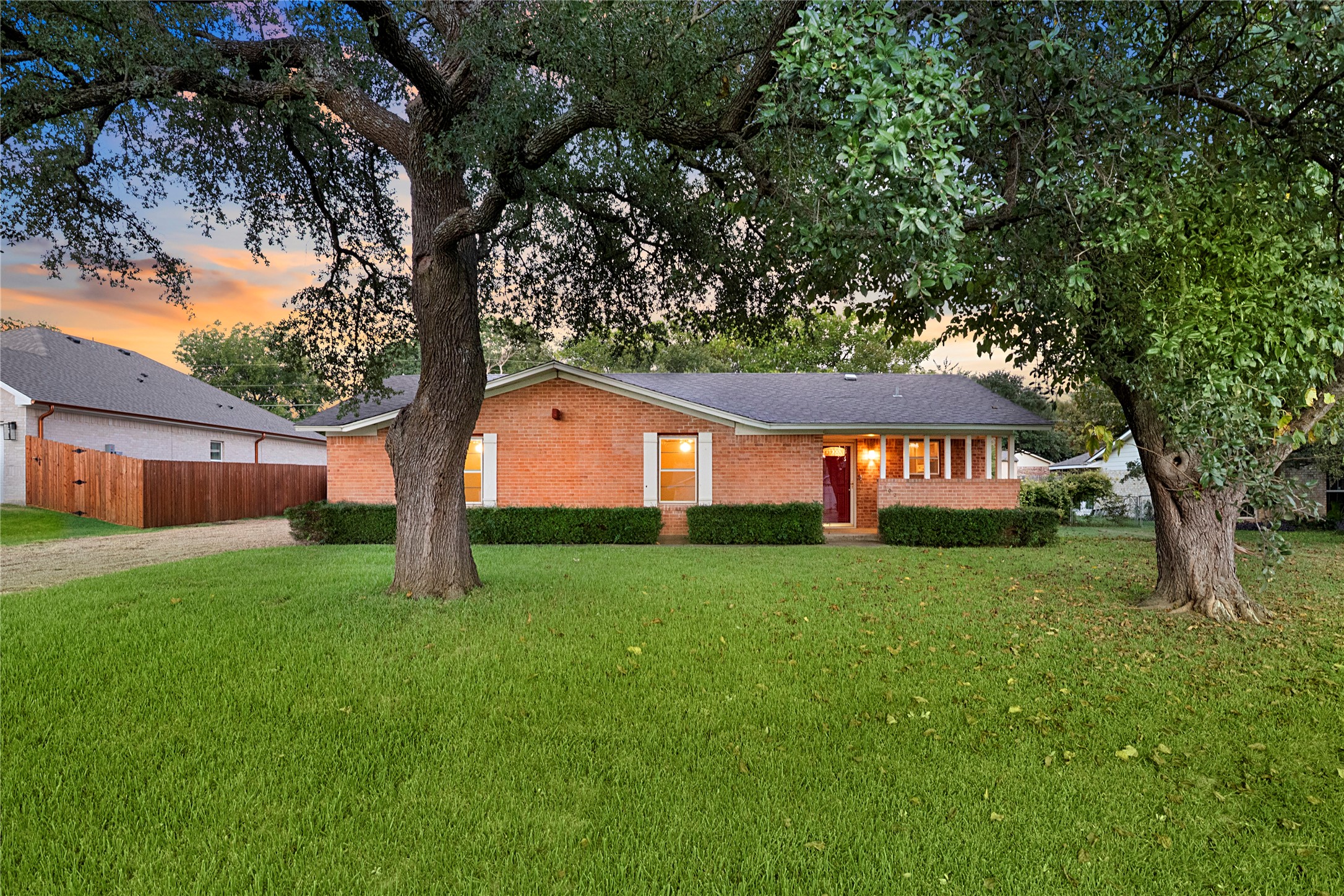 102 Creekview Drive W Red Oak TX 75154