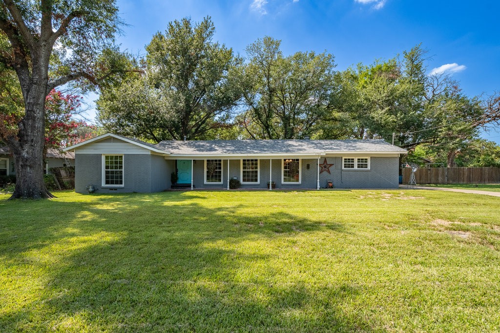 1704 S Houston Street Kaufman TX 75142